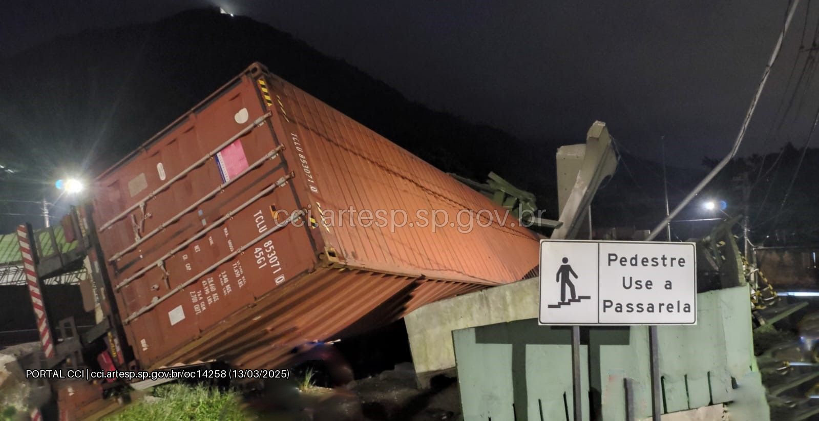 carreta passarela rodovia Anchieta