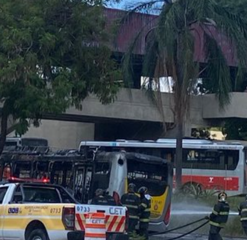 Ônibus pega fogo na Radial Leste