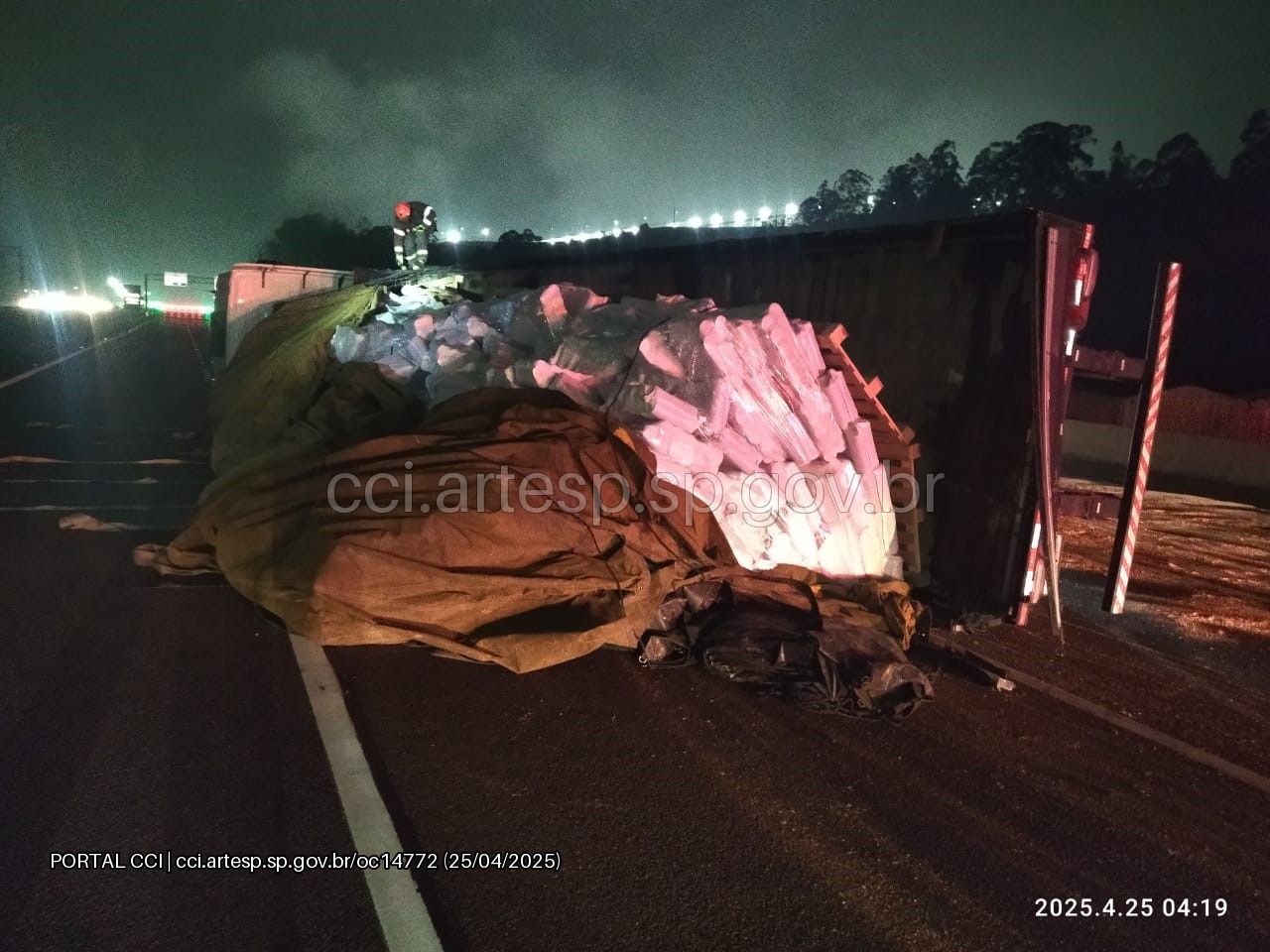 carreta lenha rodovia dos bandeirantes