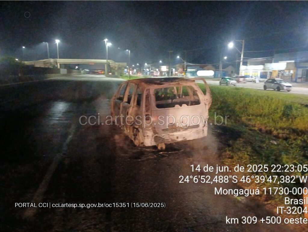 Automóvel Meriva rodovia Padre Manoel da Nóbrega fogo