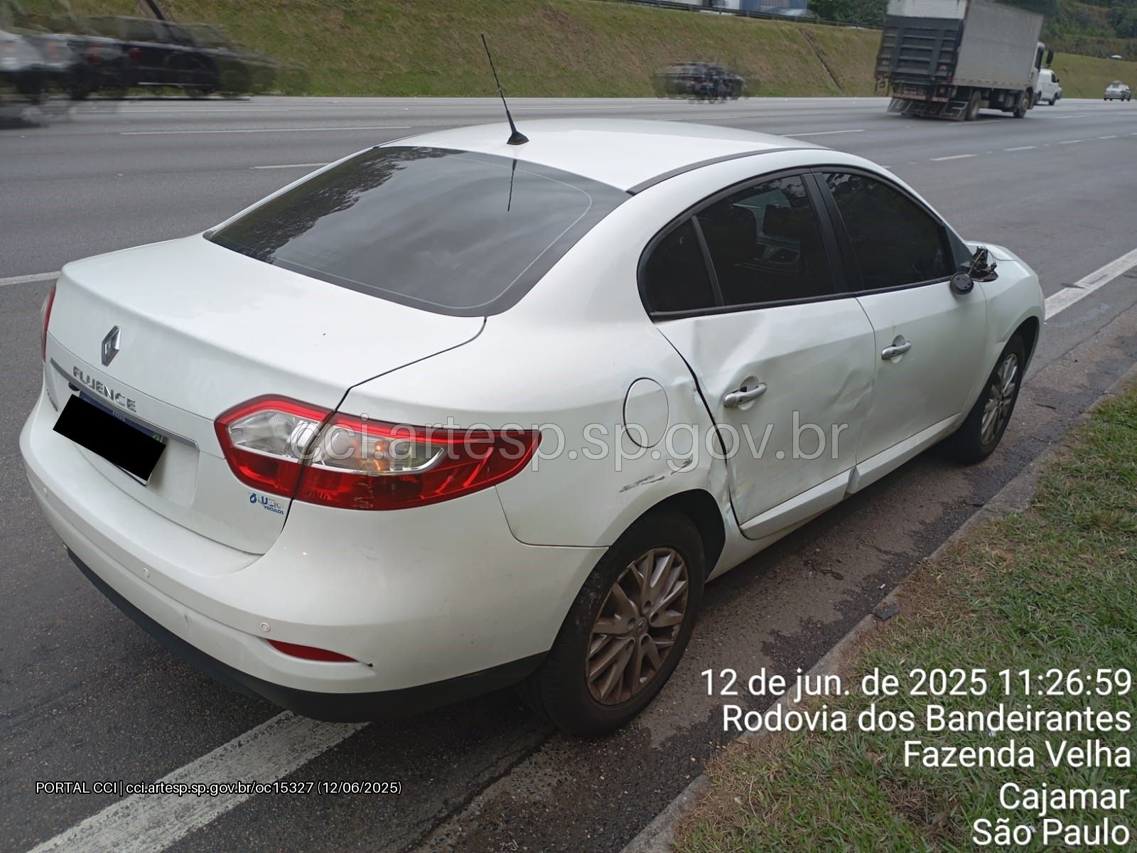 Automóvel Renault Fluence rodovia dos Bandeirantes