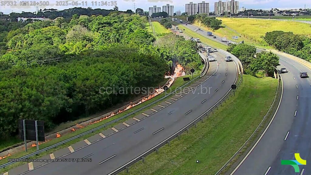 Bitrem Scania R540 Igaratá rodovia Dom Pedro I chamas