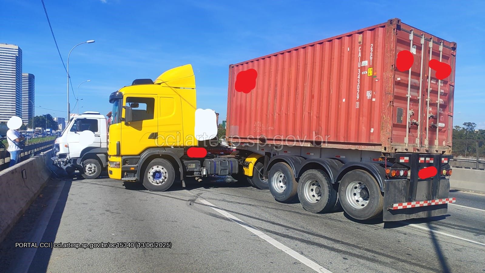 Carreta Scania e caminhão Volks rodovia castelo branco