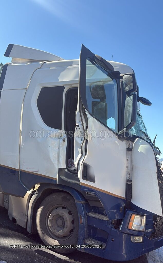 Carreta Scania rodovia Dom Pedro I acidente
