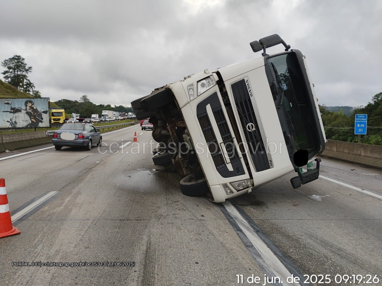 Carreta Volvo FH no rodoanel sp