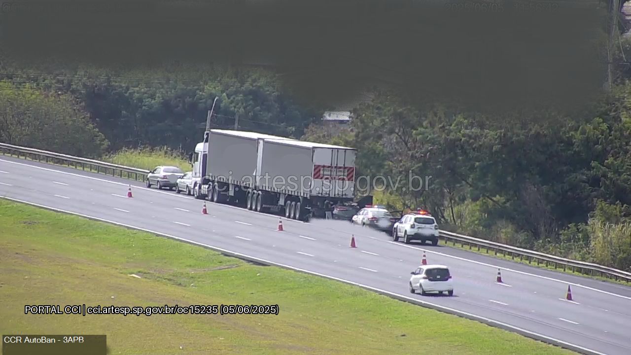 Corolla e bitrem rodovia Adalberto Panzan