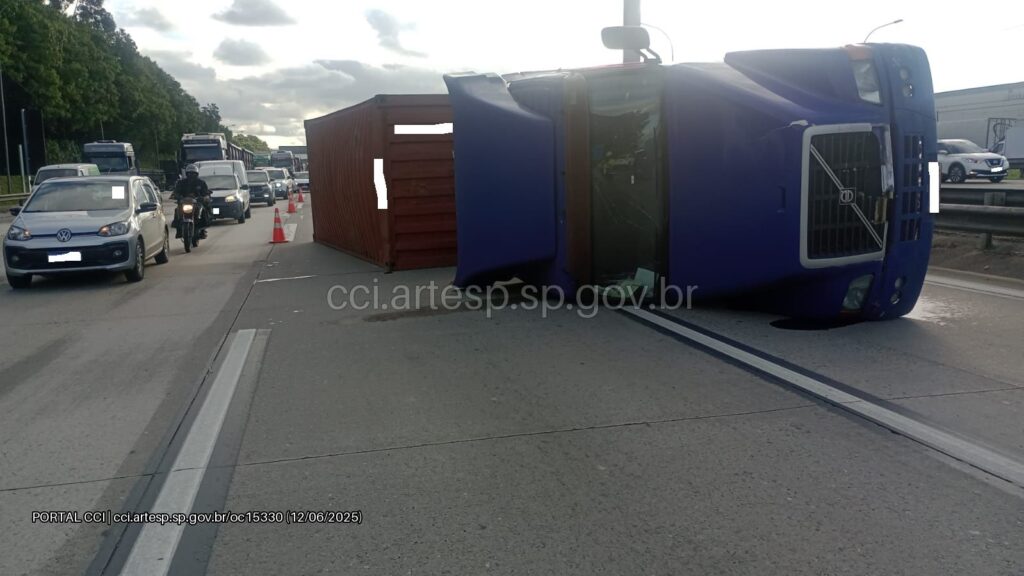 carreta tombada na rodovia castelo branco volvo