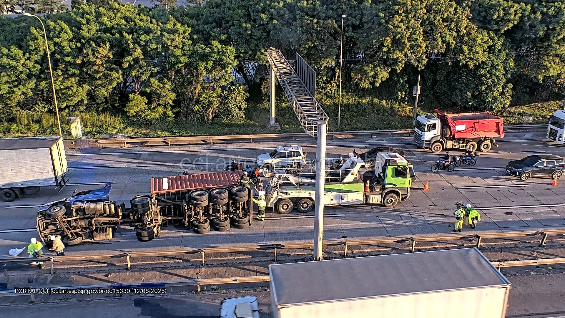 carreta tombada na rodovia castelo branco