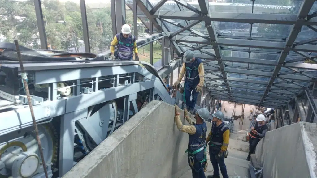 escadas rolantes das estações linha 17-ouro