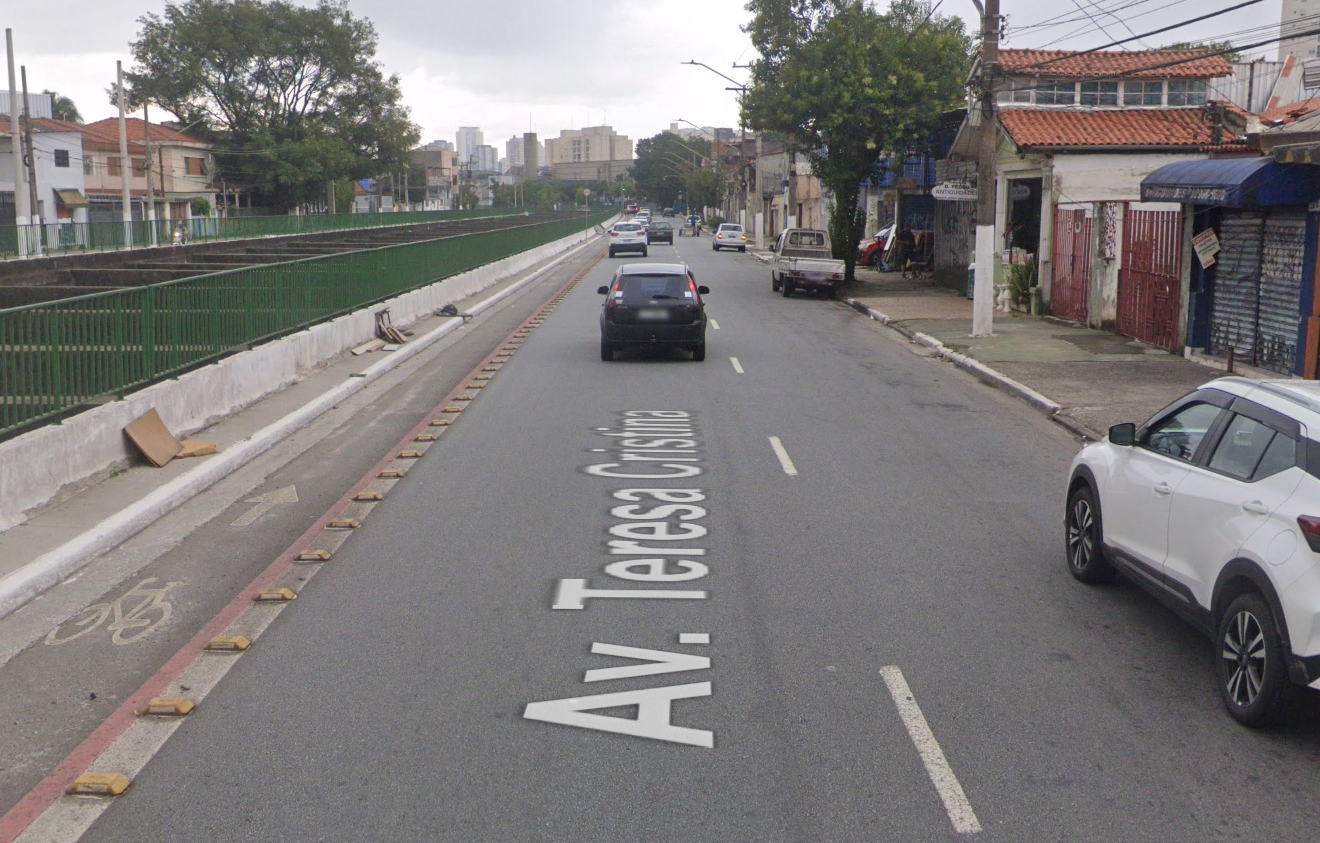 Avenida Teresa Cristina na Vila Monumento