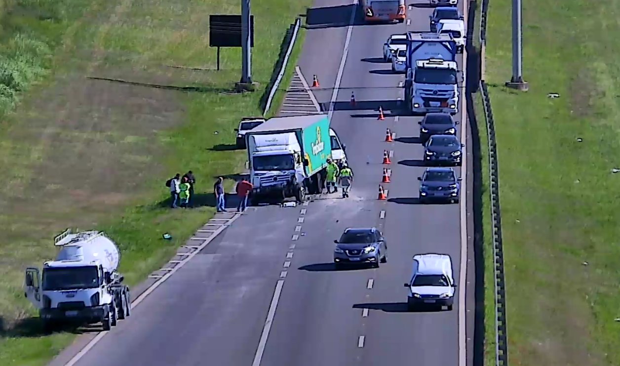 rodovia Professor Zeferino Vaz dois caminhões