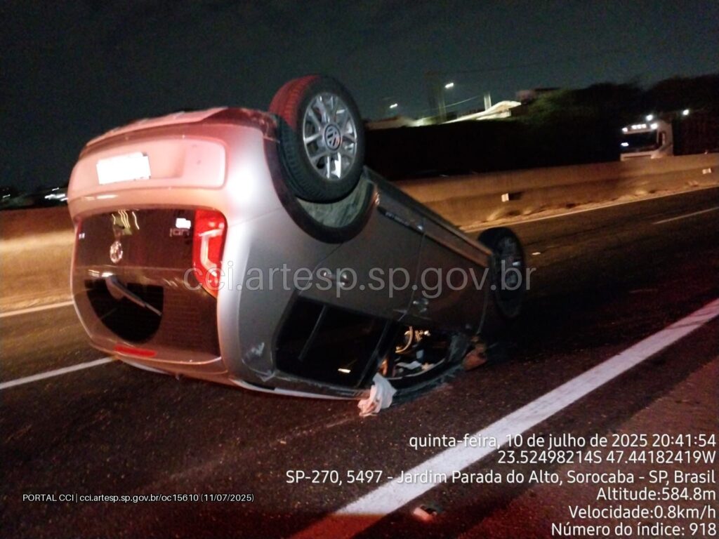 Automóvel VW Up capotado