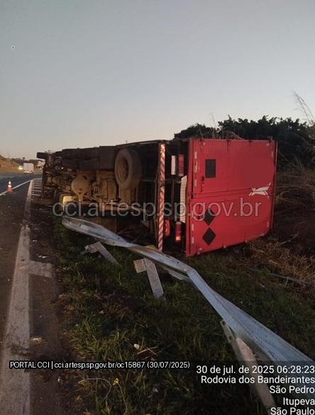 Caminhão Iveco na rodovia dos Bandeirantes