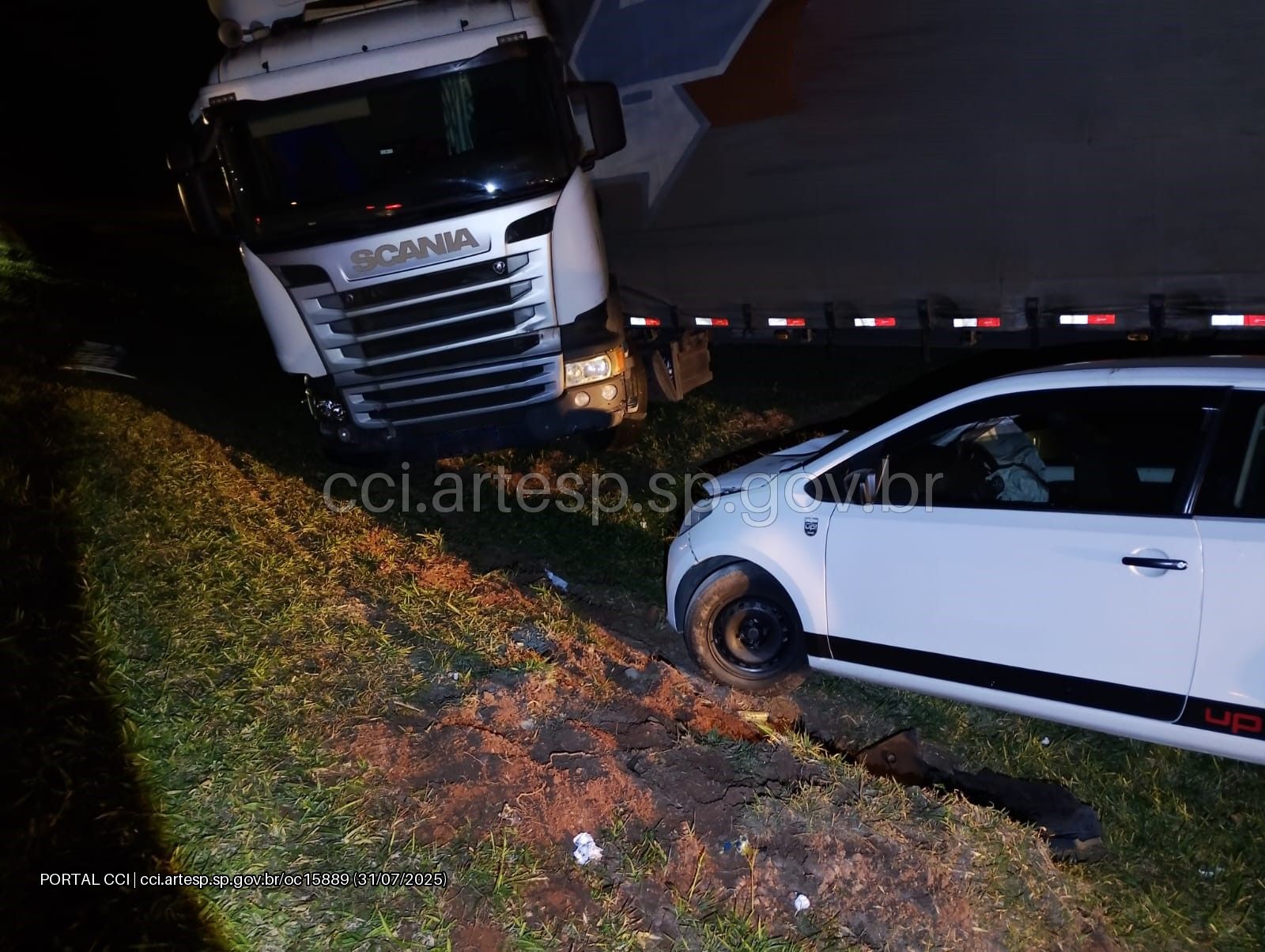 Carreta Scania 440 e automóvel UP rodovia Dom Pedro I