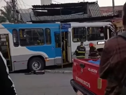 ônibus guarulhos muro Rua Barão de Mauá