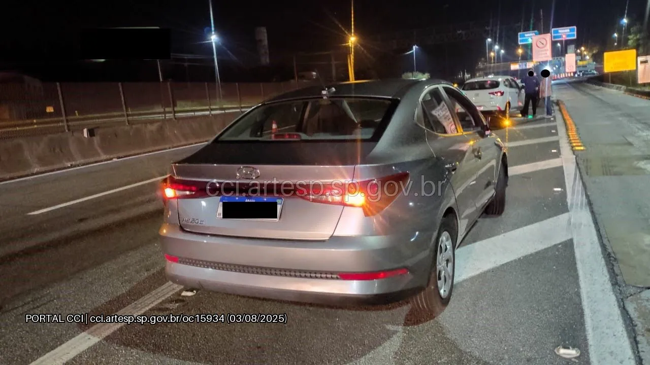 Automóveis Hyundai HB20 e Fiat Argo rodovia Anchieta