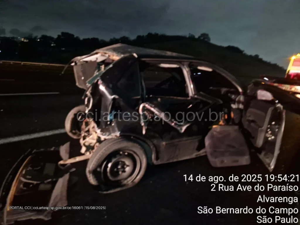 Automóvel Ford Fiesta rodovia dos Imigrantes