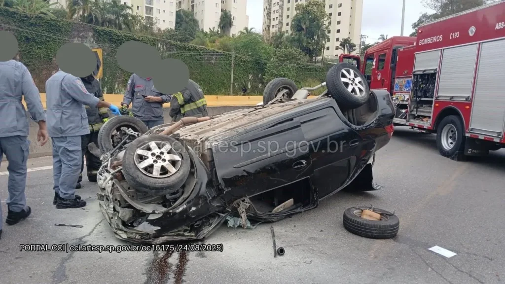 Automóvel Prisma rodovia Raposo Tavares