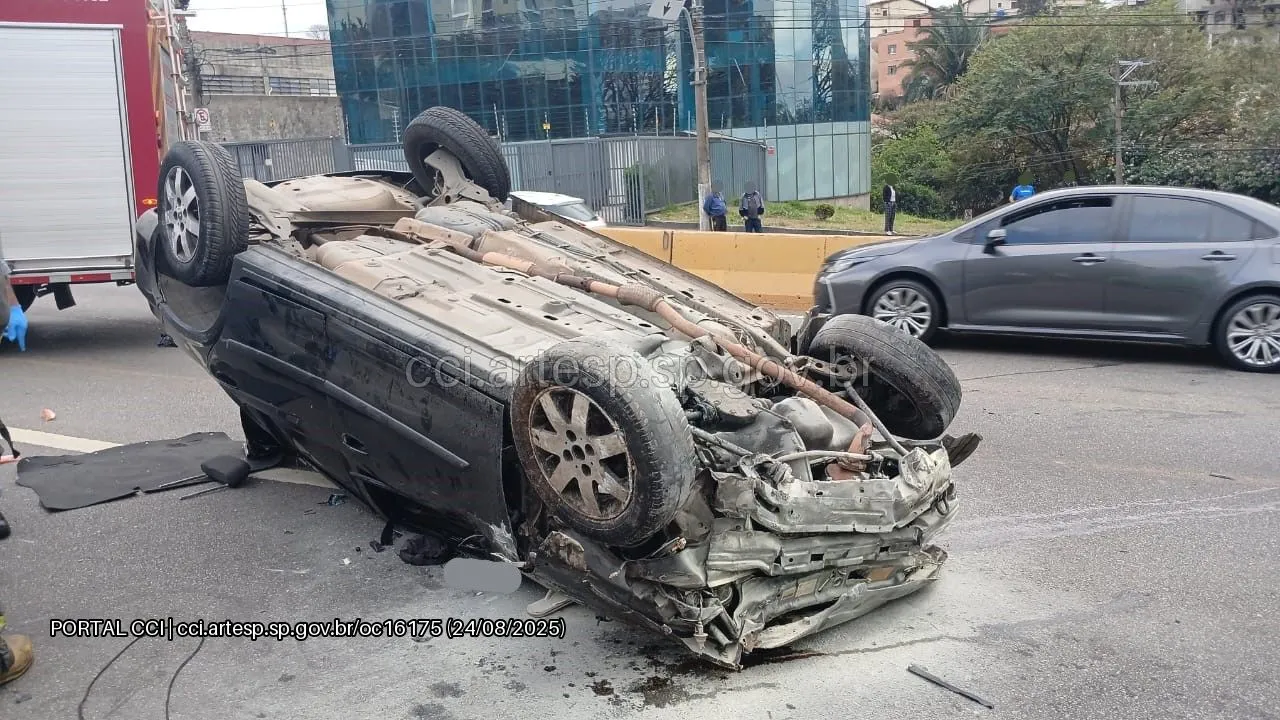 Automóvel Prisma rodovia Raposo Tavares
