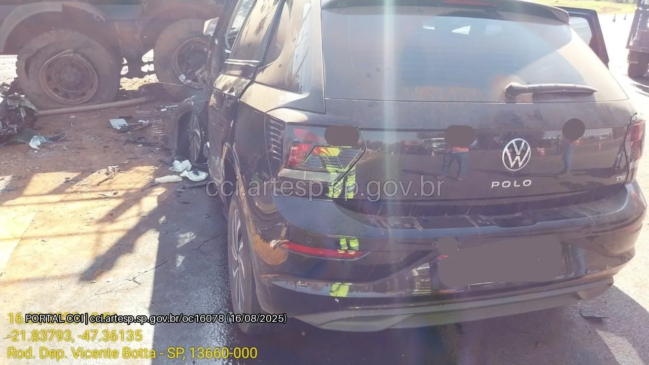 Automóvel VW Polo e caminhão VW 26.220 SP-215