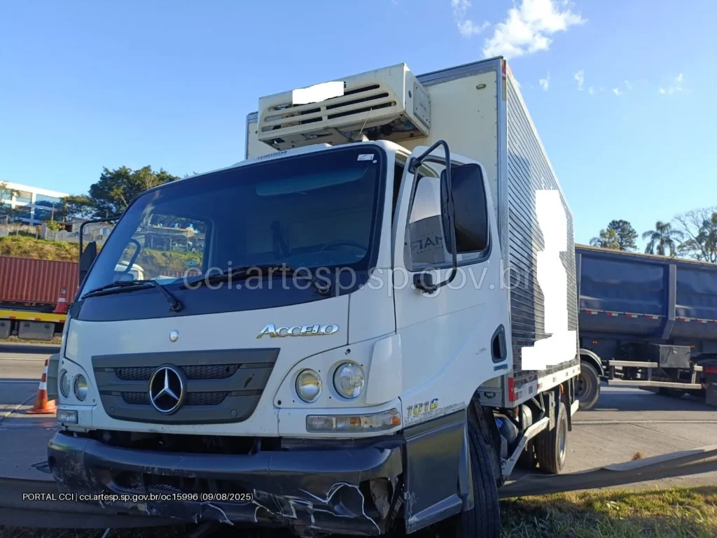 Caminhão Mercedes-Benz Accelo rodoanel