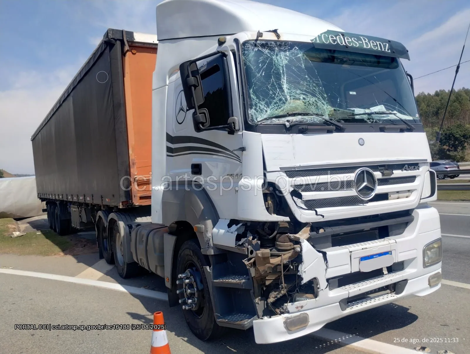 Caminhão Mercedes-Benz Axor rodoanel