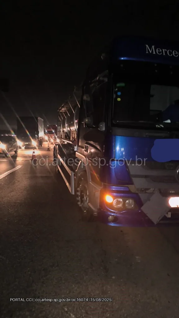 Caminhão Mercedes-Benz no rodoanel