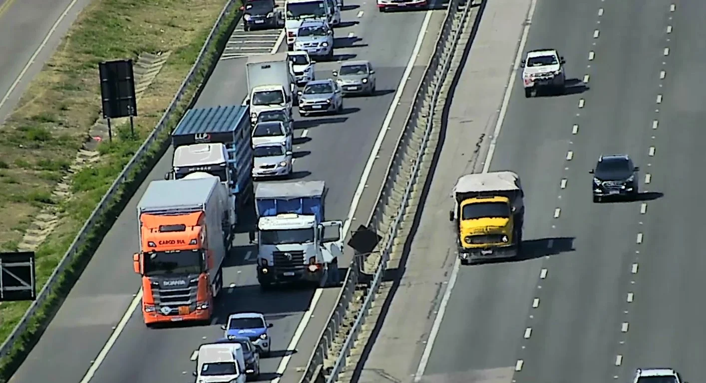 Caminhão em pane mecânica rodovia dom pedro I