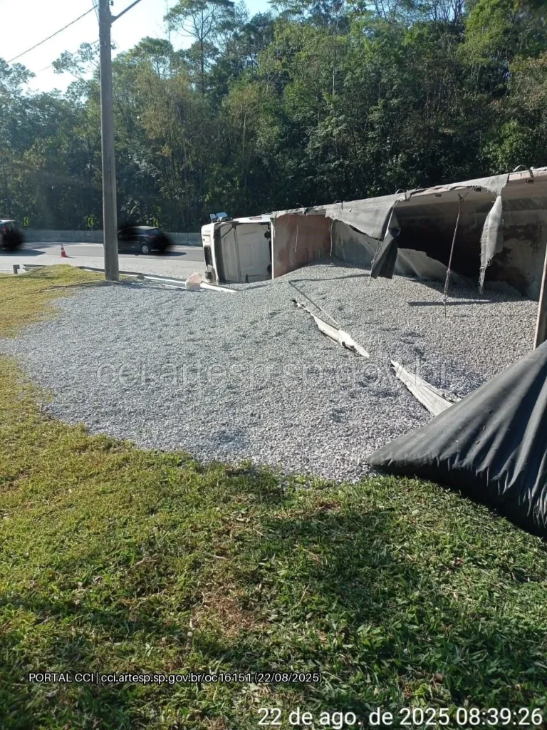 Carga deslocada para o canteiro lateral da curva do km 71