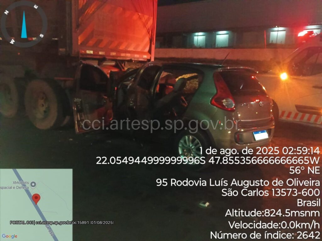 Carreta FH 540 e automóvel Fiat Palio