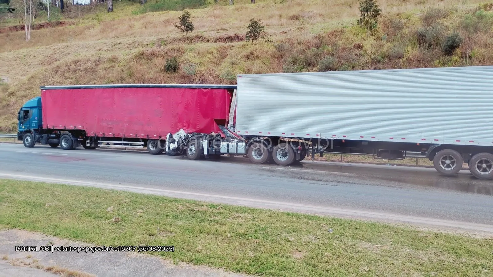 Carreta Iveco Cursor 450 e caminhão VW 28.480 rodovia dom Pedro I