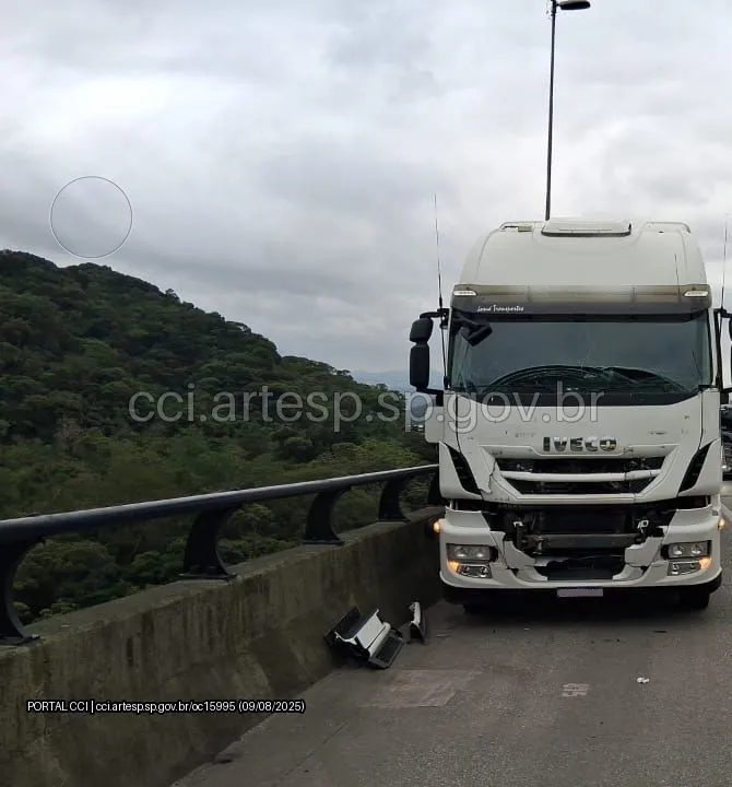 Carreta Iveco rodovia dos Imigrantes