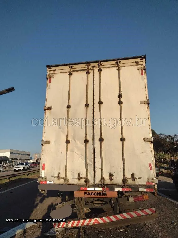 Carreta Mercedes-Benz Atego 1518