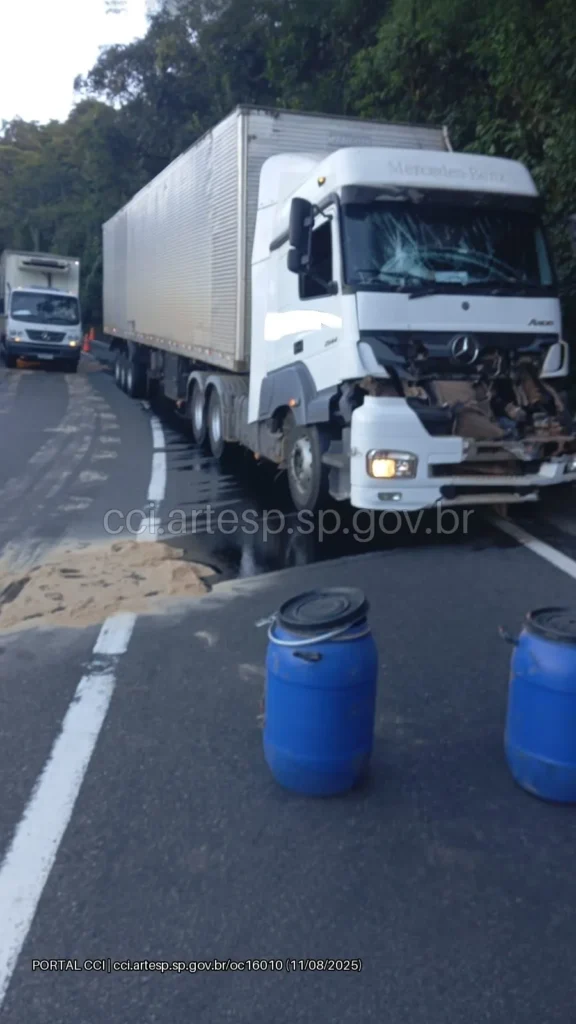 Carreta Mercedes-Benz Axor rodovia Anchieta