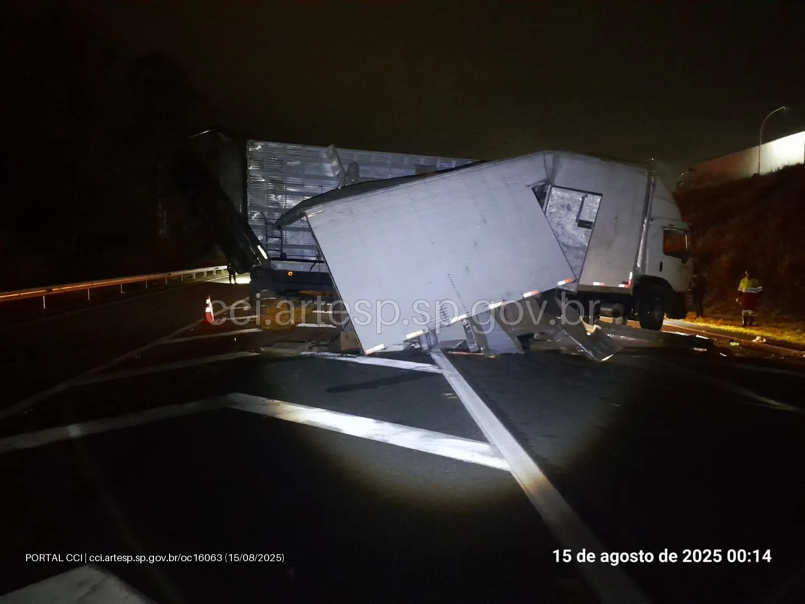 Carreta VW Robust rodovia carvalho Pinto caçapava