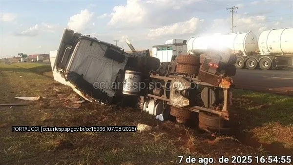 Carreta Volvo FH 460 rodovia anhanguera tombamento