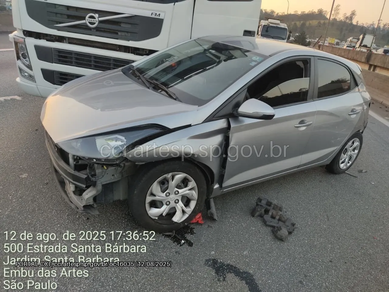 Carreta Volvo e automóvel Hyundai HB20 rodoanel