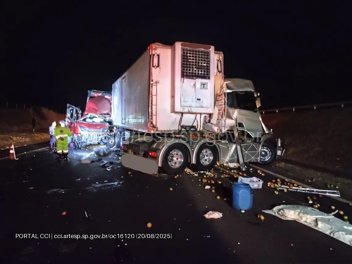 Carretas Iveco Tector e Scania R450 rodovia Anhanguera