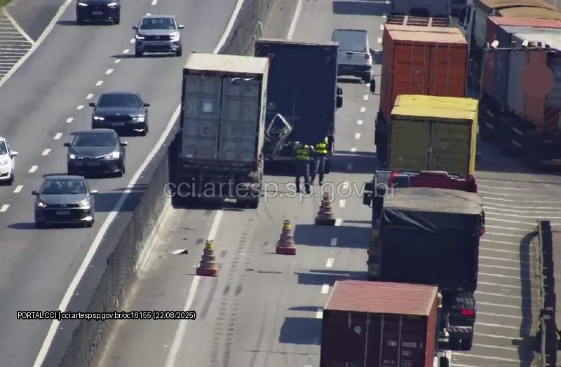 Carretas Volvo VM 270 e VW 19.320 rodovia cônego domênico rangoni