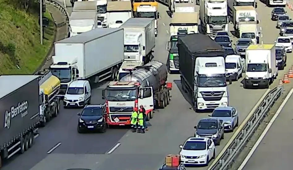 Colisão entre veículos no km 80 rodovia dom pedro I