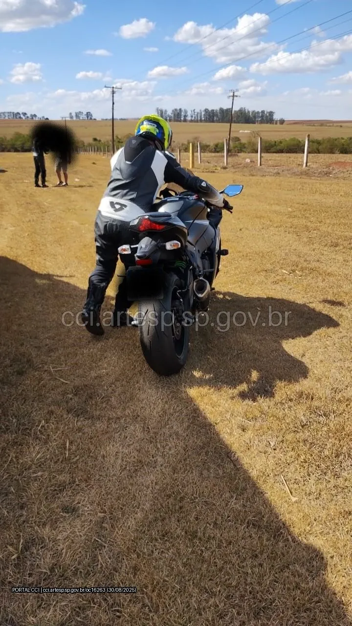 Moto Kawasaki Ninja ZX-10R rodovia Anhanguera