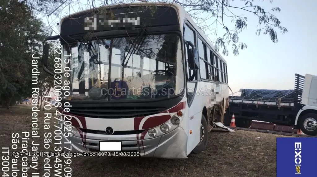 Ônibus Apache e caminhão Mercedes-Benz 1513