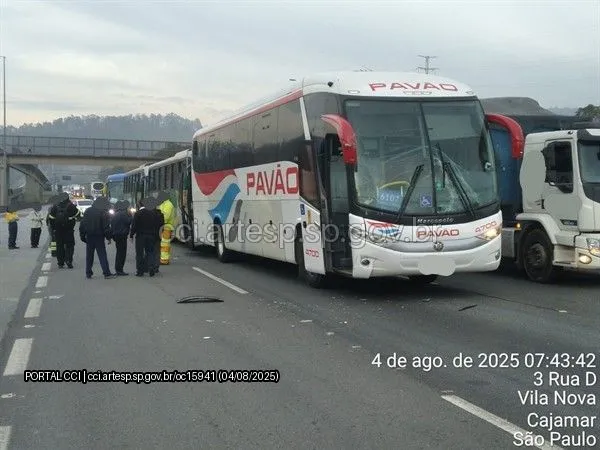 Ônibus envolvidos no acidente rodovia Anhanguera