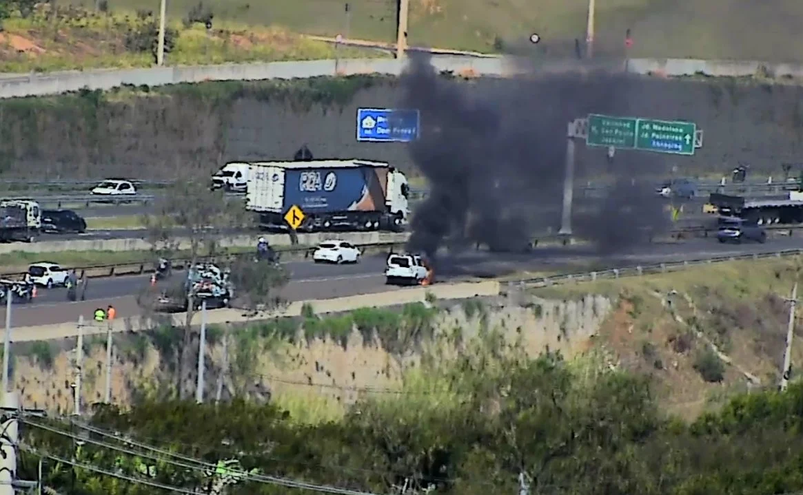 Veículo em chamas causa interdição rodovia dom pedro I