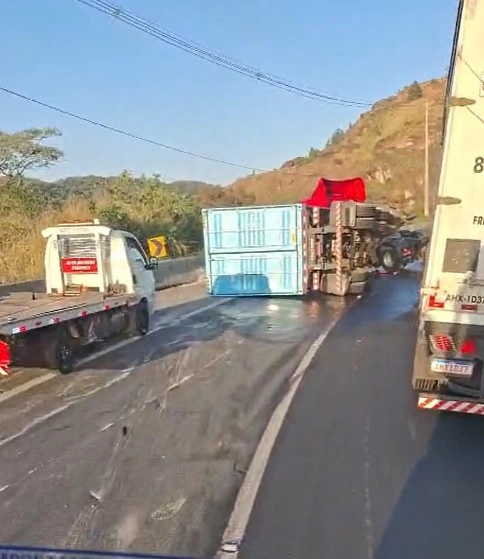 Tombamento de carreta interdita faixa na rodovia Régis Bittencourt em Barra do Turvo