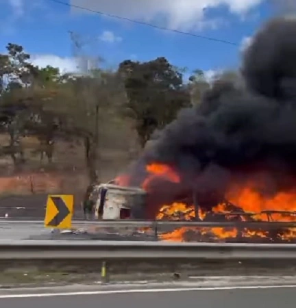 carreta fogo rodovia fernão dias cambuí