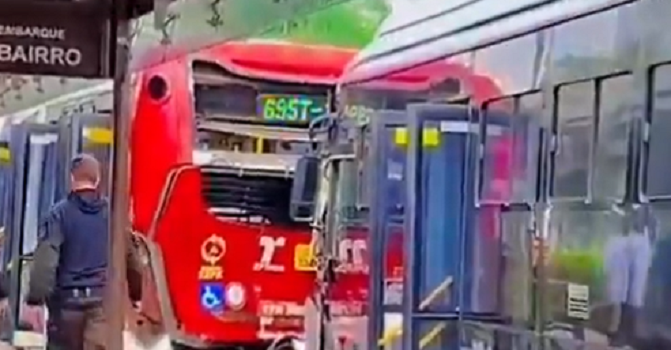 dois ônibus Avenida Ibirapuera