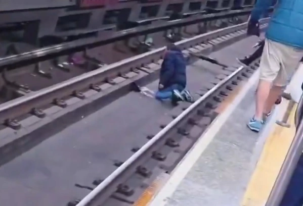 estação sé homem trilhos