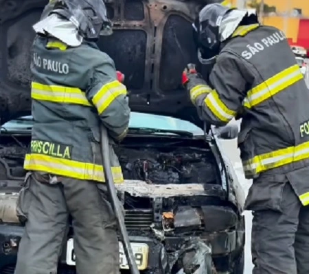 Carro pega fogo na Avenida Atílio Menin