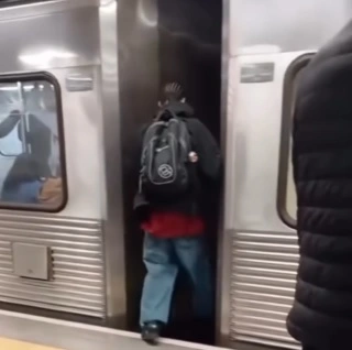 jovem vagão metrô
